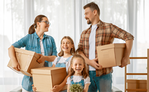 Maison Lin - couple et deux enfants avec des cartons